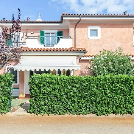 Large With Private Garden Near The Sea * ポルト・レカナーティ