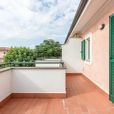 Large With Private Garden Near The Sea